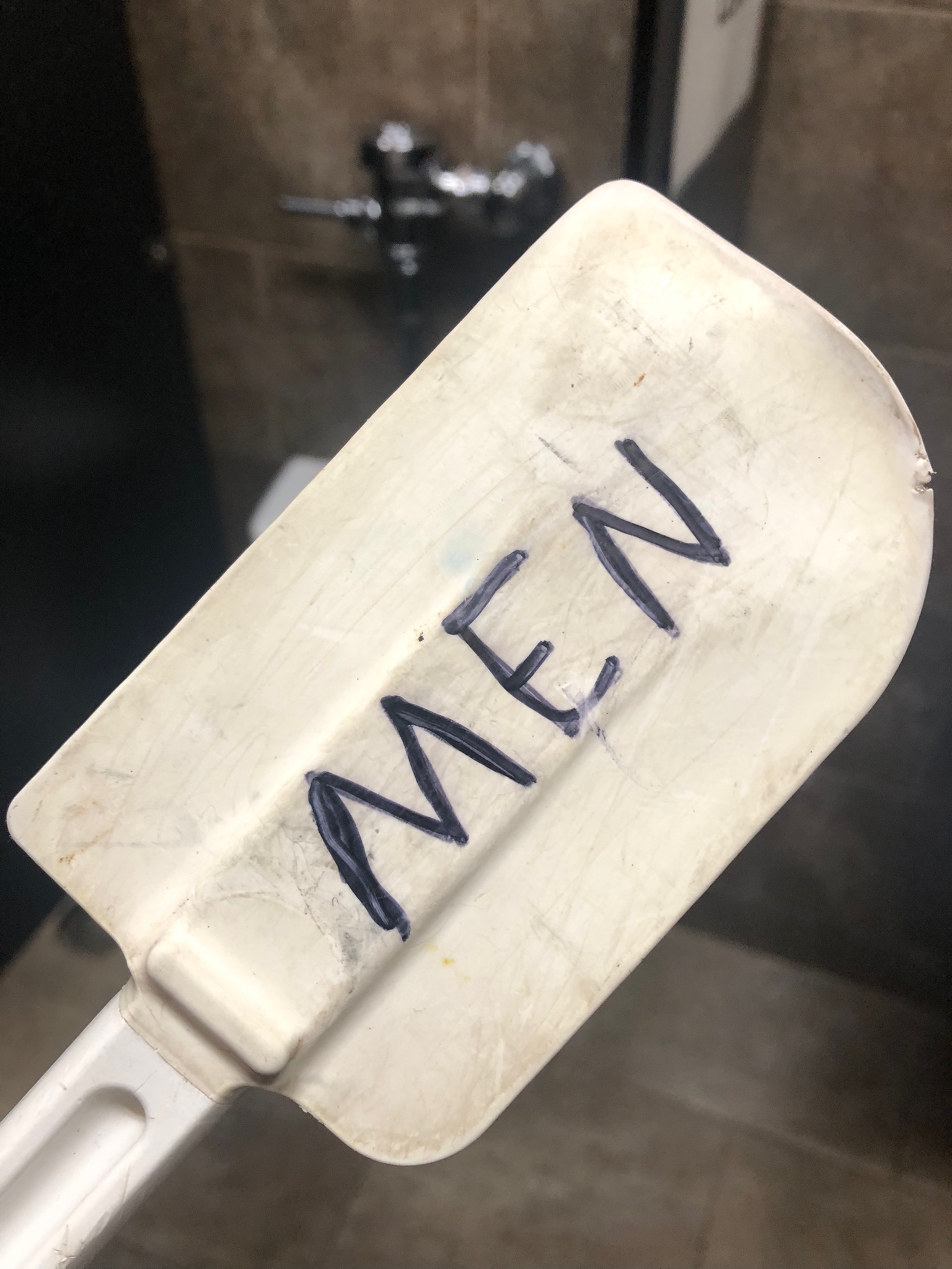 A closer view of the grime on the spatula. 