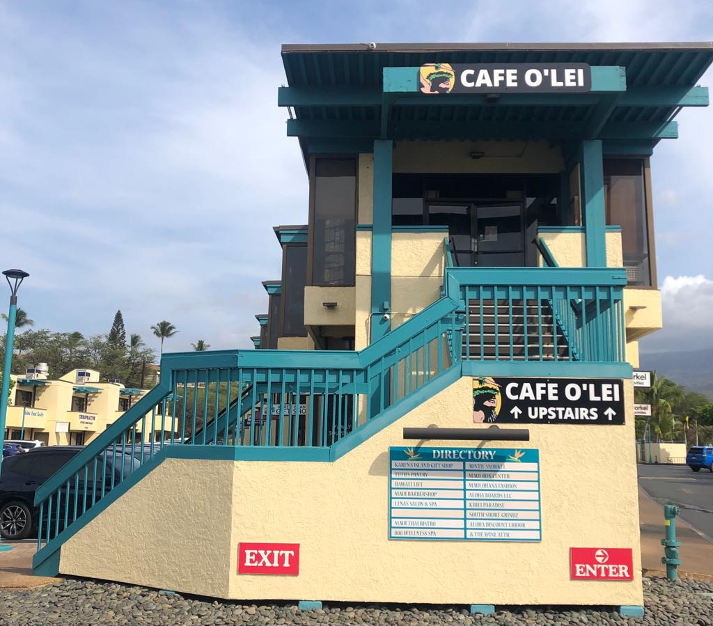 Café O'Lei in Kihei, front view. The building is teal/turquoise and a tan colour. 